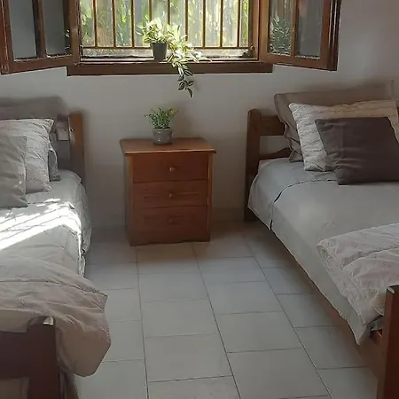 Charming Beachfront 2-bedroom House With Ac Σπίτι διακοπών *