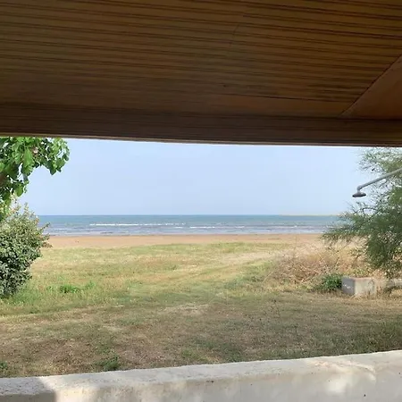 Charming Beachfront 2-bedroom House With Ac *