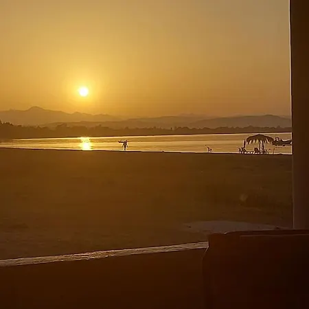 Σπίτι διακοπών Charming Beachfront 2-bedroom House With Ac