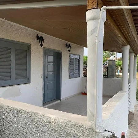 Charming Beachfront 2-bedroom House With Ac *